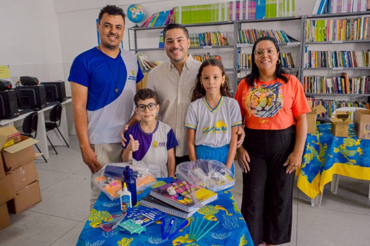 Prefeitura de Afogados entrega kits escolares para alunos da rede municipal