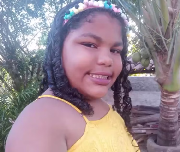 Menina de 11 anos morre ao inalar desodorante após ver desafio na Internet
