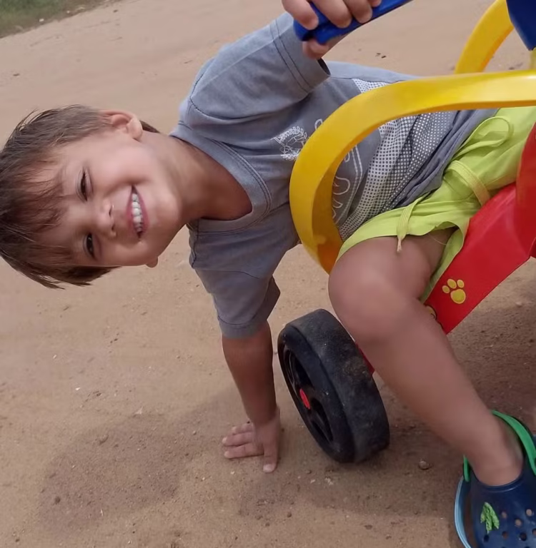 Mãe do menino Arthur volta a usar as redes sociais e fala sobre o caso