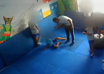 Vídeo de criança autista sendo agredida por professor gera revolta; Assista