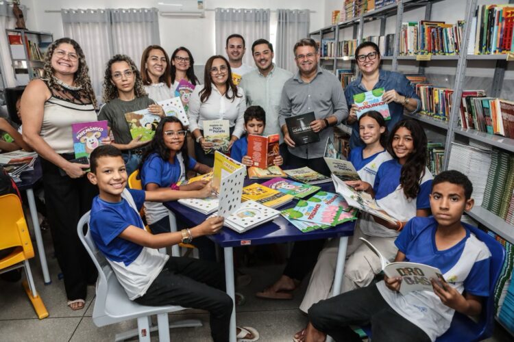 Sandrinho entregou livros, computadores e impressoras para as bibliotecas escolares