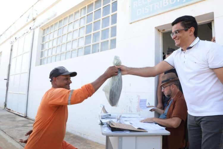 Prefeitura de Afogados entregou peixes a servidores da limpeza urbana