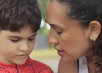 Mãe comemora RG social de filho trans de 7 anos