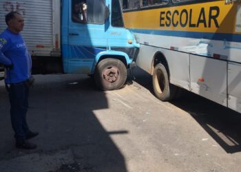 Colisão envolvendo um ônibus escolar na Praça Pedro Pires Ferreira, em Tabira