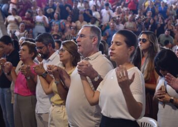 Prefeito Zeca Cavalcanti e Governadora Raquel Lyra participam do encerramento da Festa da Divina Misericórdia em Arcoverde