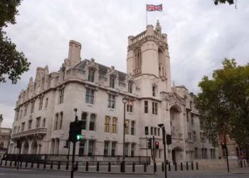 Suprema Corte do Reino Unido define que mulher é apenas nascida biologicamente, excluindo pessoas trans