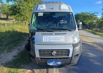 Motoqueiro morre após bater em van com pacientes de Afogados da Ingazeira