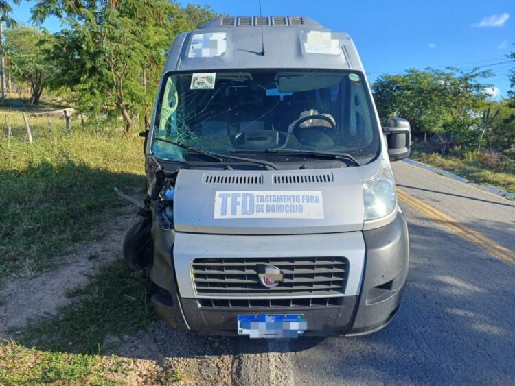 Motoqueiro morre após bater em van com pacientes de Afogados da Ingazeira