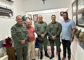 Prefeito de Iguaracy Dr. Pedro se reúne com Tenente-Coronel Aristóteles Cândido para discutir segurança no município