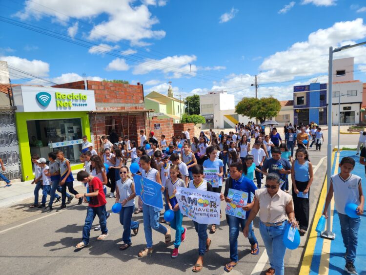 Governo Municipal de Ingazeira realizou ação de conscientização sobre o autismo junto com alunos da escola Argemiro Veras