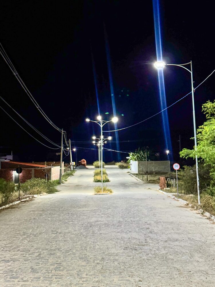 Itapetim: Rua Padre Diniz recebe iluminação em LED
