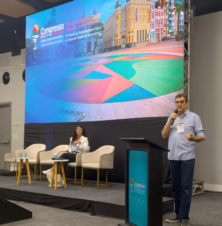 Comupe apresenta modelo de compras públicas de medicamentos em congresso farmacêutico