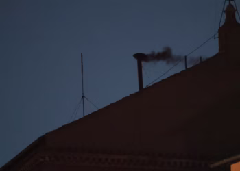 Conclave: fumaça preta sai de chaminé da Capela Sistina, e 1ª votação termina sem escolha de papa
