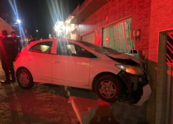 Em Tabira, condutora colide com residência em Fátima 2 e é Socorrida pela ROMU