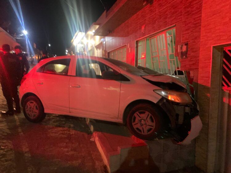 Em Tabira, condutora colide com residência em Fátima 2 e é Socorrida pela ROMU