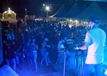 Festa do Picos teve início ontem com Gil Camargo. Hoje tem Farra de Paredão
