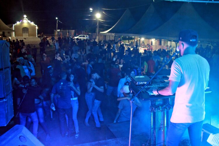 Festa do Picos teve início ontem com Gil Camargo. Hoje tem Farra de Paredão
