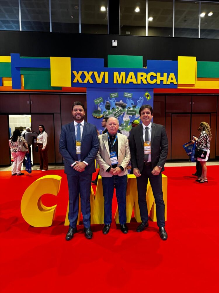 Prefeito de Iguaracy, Dr. Pedro Alves, Vice-Prefeito Marcos Melo e Rodrigo Valadares Participam da XXVI Marcha a Brasília em Defesa dos Municípios