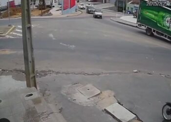 Acidente entre caminhão e moto é registrado em rotatória de Afogados da Ingazeira