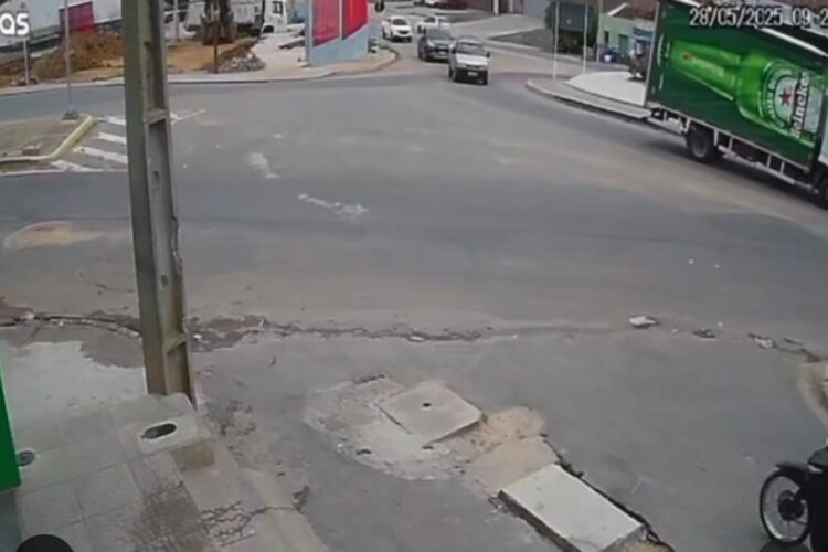 Acidente entre caminhão e moto é registrado em rotatória de Afogados da Ingazeira