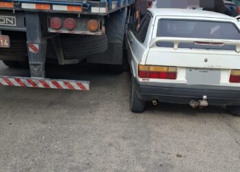 Carro colide com caminhão no Centro de Afogados da Ingazeira; ninguém ficou ferido
