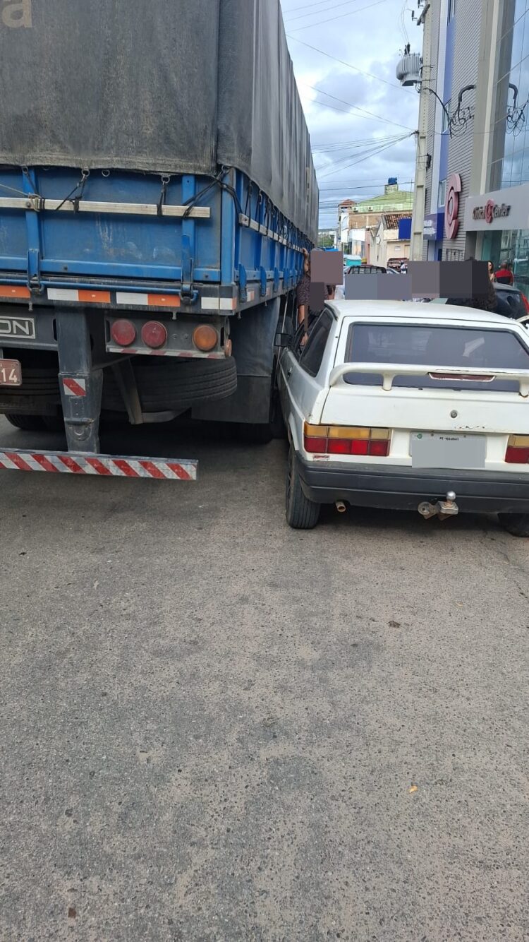 Carro colide com caminhão no Centro de Afogados da Ingazeira; ninguém ficou ferido