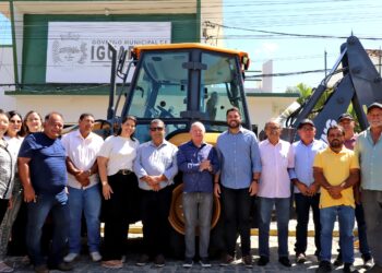 Iguaracy recebe retroescavadeira fruto de emenda parlamentar do deputado federal Renildo Calheiros, e Dr. Pedro Alves comemora