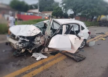 Colisão entre carro e carreta deixa uma vítima fatal na BR-232, em Serra Talhada