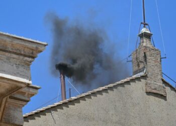 Fumaça preta: segundo dia de Conclave começa sem papa eleito; votações continuam