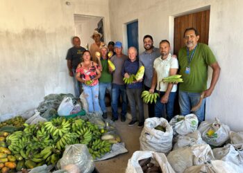Prefeito Dr. Pedro Alves visita escritório do IPA em Iguaracy e conhece PAA