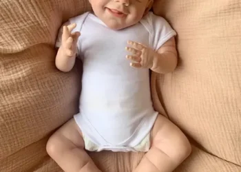 Mulher leva bebê reborn para posto de vacinação