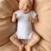 Mulher leva bebê reborn para posto de vacinação