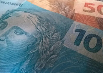 Mulher recebe depósito de R$ 2 milhões por engano, gasta parte do valor e é presa: ‘Achei que era presente de Deus’