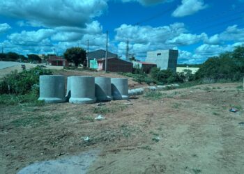 Com nova tubulação, Prefeitura de Tabira liga via antes intransitável em Brejinho