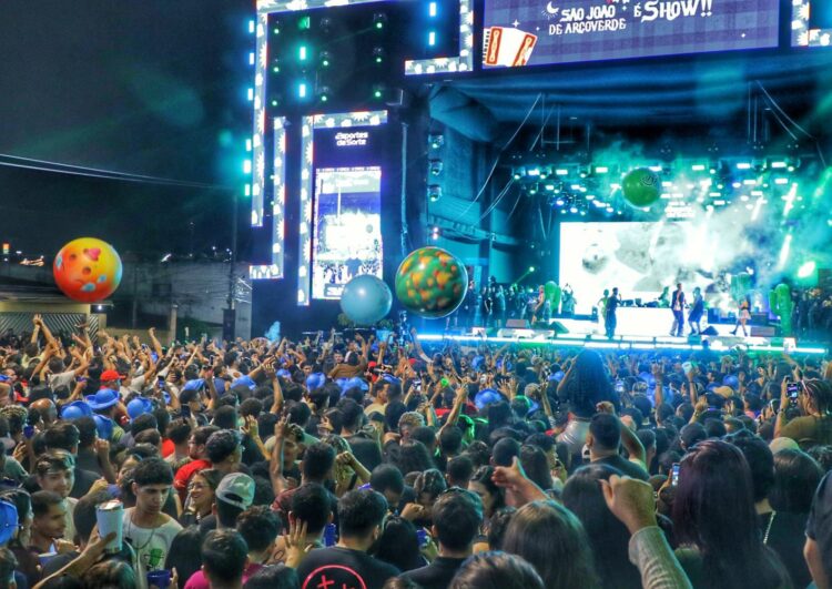 Multidão acompanha shows de Ávine Vinny, Felipe Amorim e Eric Land na 12ª noite do São João de Arcoverde
