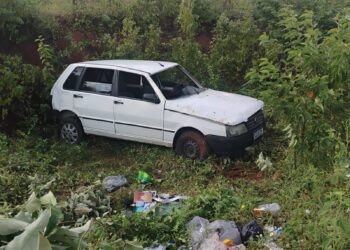 Uma pessoa não identificada perde o controle do veículo na estrada entre Afogados da Ingazeira e Ibitiranga