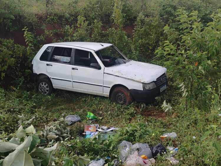 Uma pessoa não identificada perde o controle do veículo na estrada entre Afogados da Ingazeira e Ibitiranga
