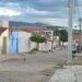 Caminhão derruba parte de muro e fios de energia na Rua Nova, em Afogados da Ingazeira