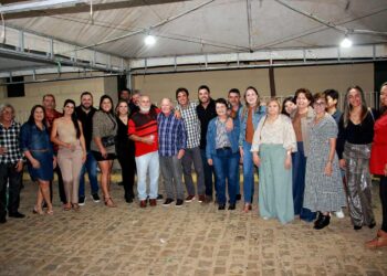 Prefeito de Iguaracy Dr. Pedro Alves prestigia festa junina em Jabitacá com shows de Zílio dos Teclados e Genailson da Banda Forró Pesado