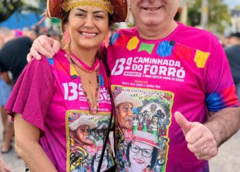 Prefeito Zeca Cavalcanti e Secretária de Turismo, Esportes e Eventos Nerianny Cavalcanti participam da maior Caminhada do Forró da história de Arcoverde, com mais de 40 mil pessoas nas ruas