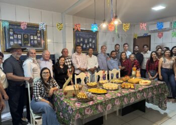 Prefeito de Iguaracy, Dr. Pedro Alves, participa de confraternização junina na Câmara Municipal
