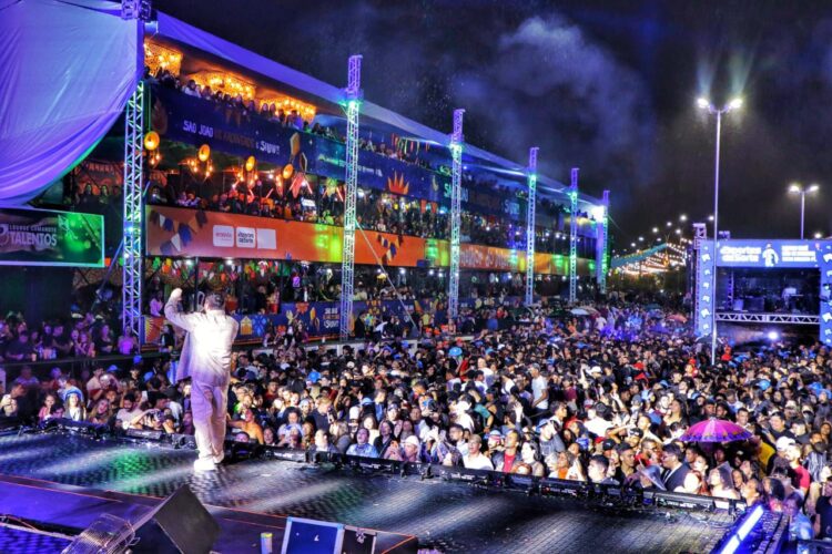 Três grandes shows e emoção: quarta noite do São João de Arcoverde 2025 foi de carisma, música boa e encontros com os fãs