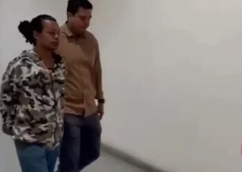 Homem mata ex-esposa degolada para viver romance com genro adolescente