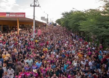Domingo histórico: Caminhada do Forró arrasta multidão e noite de grandes shows marcam o domingo do São João de Arcoverde