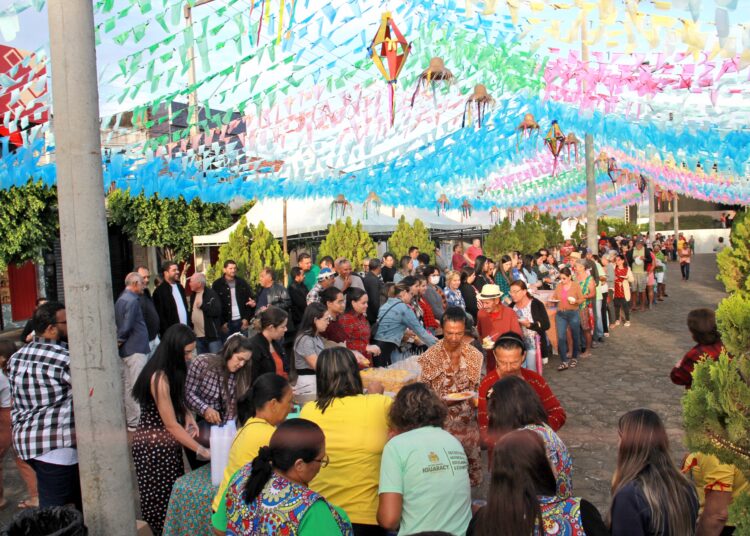 Prefeito Dr. Pedro Alves abre oficialmente o São João no Palhoção Gonzagão, em Iguaracy, com café da manhã em praça pública