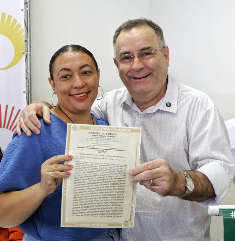 Moradia Legal: Prefeitura de Arcoverde entrega 20 títulos de propriedade e anuncia regularização de mais 140 imóveis