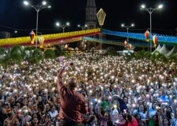 Noite religiosa com Padre Fabrício reúne multidão em Itapetim
