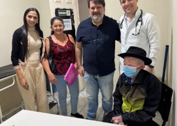 Prefeito de Iguaracy, Dr. Pedro Alves, e equipe da Secretaria de Saúde celebram atendimento humanizado a paciente centenário no Centro de Especialidades Médicas