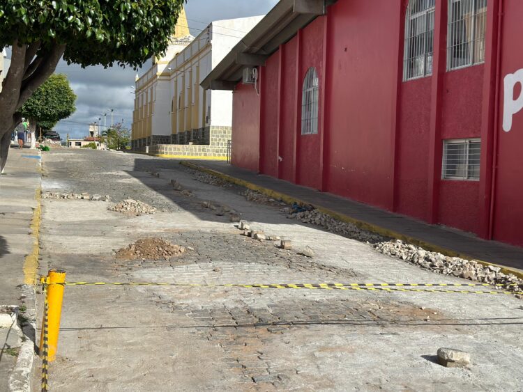 Prefeitura de Iguaracy intensifica ações de recuperação de calçamentos