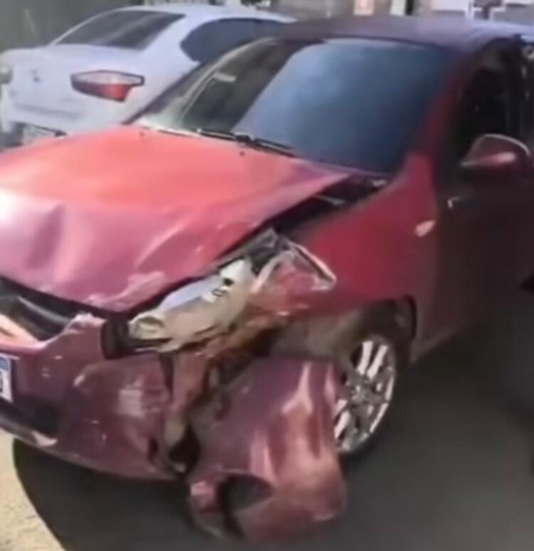 Veículo bate em casa no Centro de Afogados